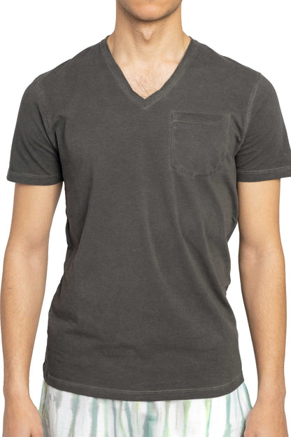 T-shirt v neck